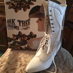 White Antique-styled Boots, Size 7, NEW